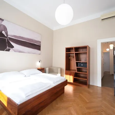 Sophie'S Hostel-3