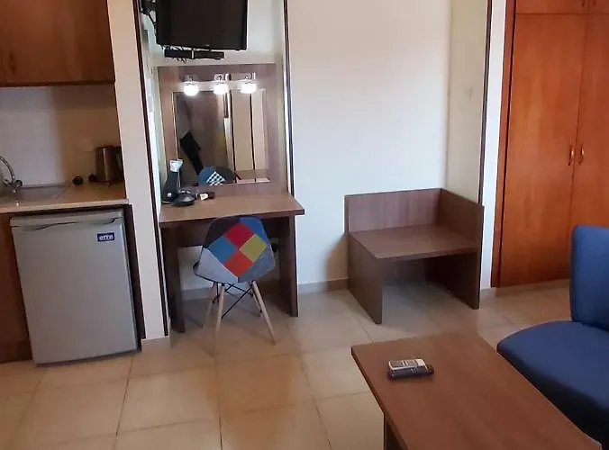 Lakis Court
