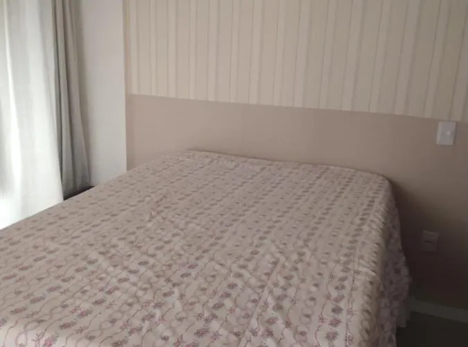 Suíte 1 com cama de casal,em apartamento compartilhado ar condicionado, tv, e Wi-fi -frigobar