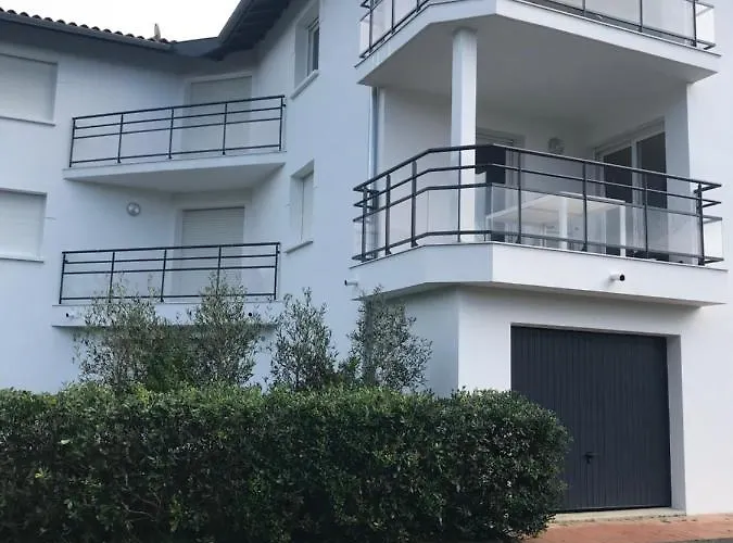 Spacieux T2 remis à neuf, à 3 min des plages, terrasse