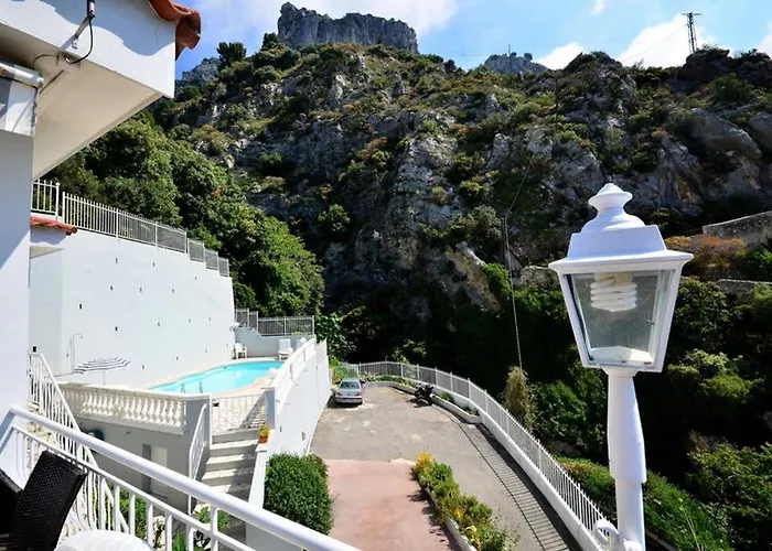 Villa piscine Eze bord de mer à 500m de la plage