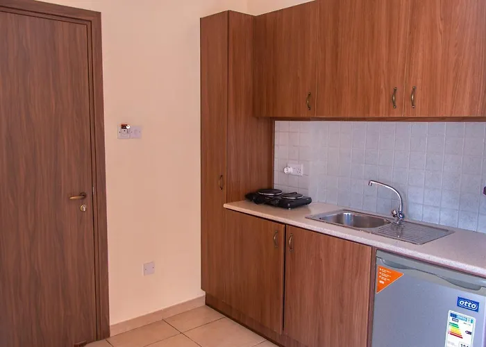 Lakis Court
