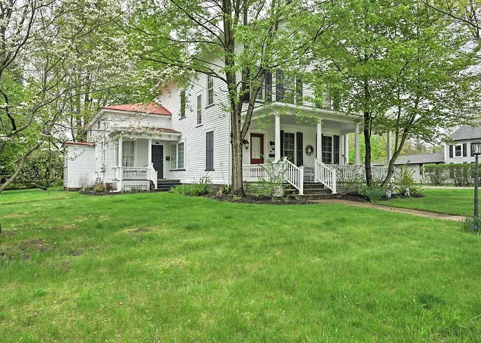 Romantic Country Apt By Lake Erie & Wineries!