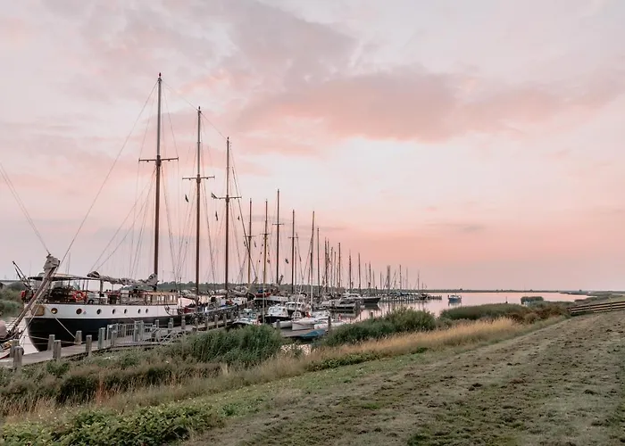 Stijlvol appartement op strand Makkum