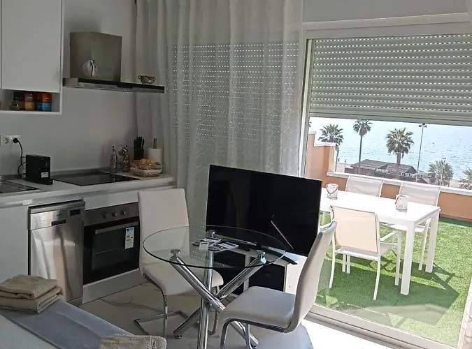 Coqueto estudio-ático EN PRIMERA LÍNEA DE PLAYA CON PRECIOSAS VISTAS AL MAR