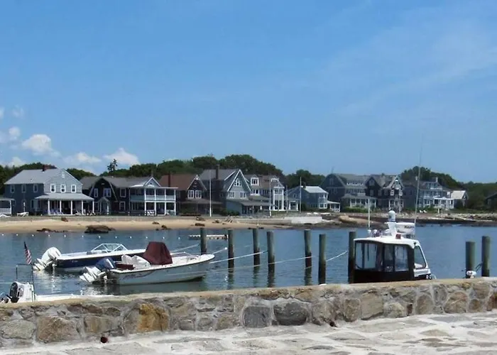Newly Renovated Carriage House Near Town & Beaches