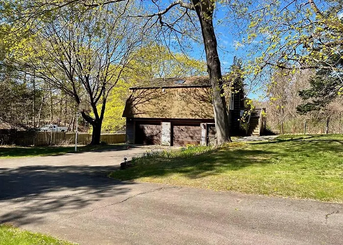 Newly Renovated Carriage House Near Town & Beaches