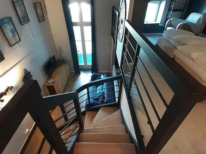 Charmant Studio en duplex esprit loft avec balcon vue mer, et piscine extérieure