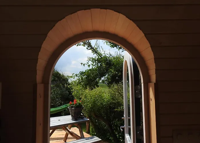De Hut, in Natuurgebied en vlakbij het Strand