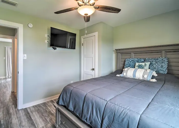 Gulf Shores Condo - Walk To Beach & Restaurants!