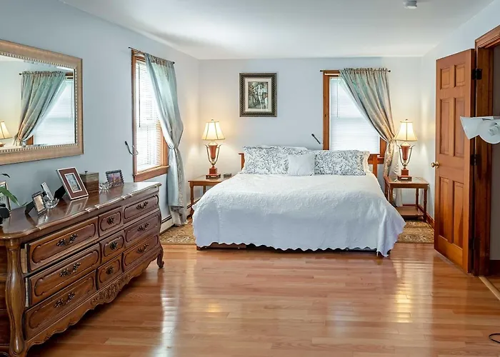 Walk To Beach & Main St: Dog-Friendly Cape Cod Gem