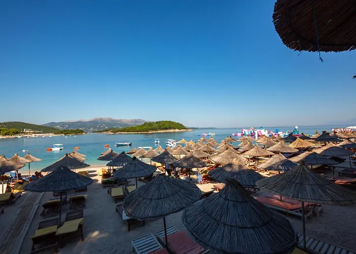 Hotel New Crystal With Private Beach