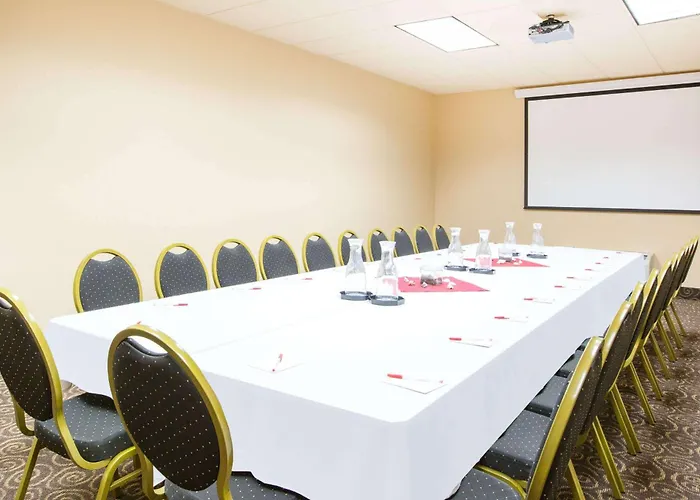 Ramada By Wyndham Des Moines Tropics Resort & Conference Ctr