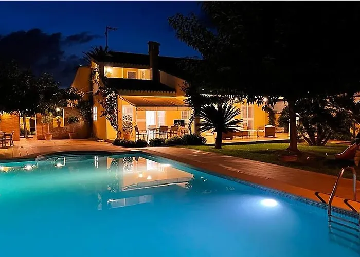 Agradable Villa junto al mar con piscina