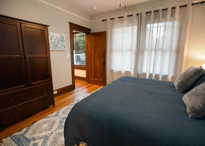 Gulf Coast Craftsman - Cozy, Charming & Central!