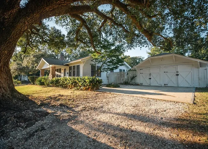 Gulf Coast Craftsman - Cozy, Charming & Central!