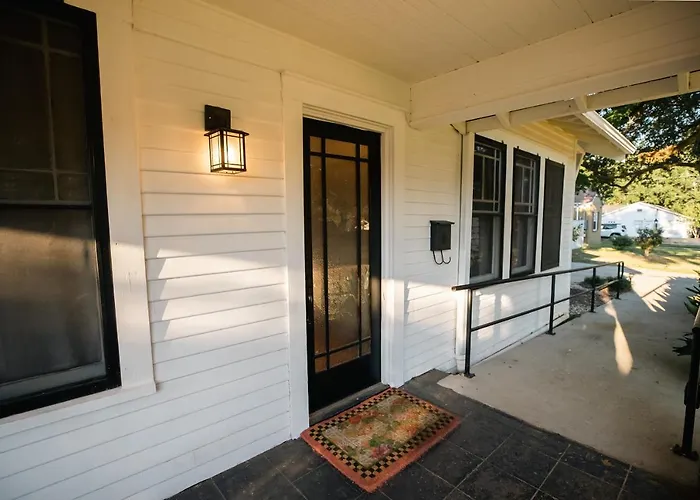 Gulf Coast Craftsman - Cozy, Charming & Central!