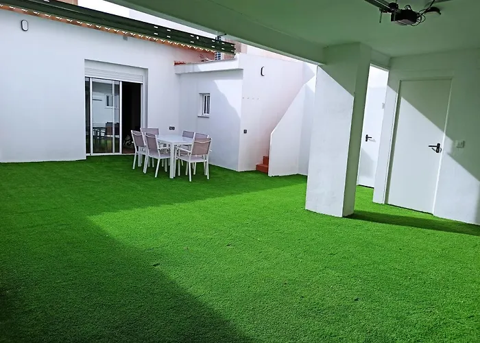 Casa cerca de la playa con patio y garaje privado