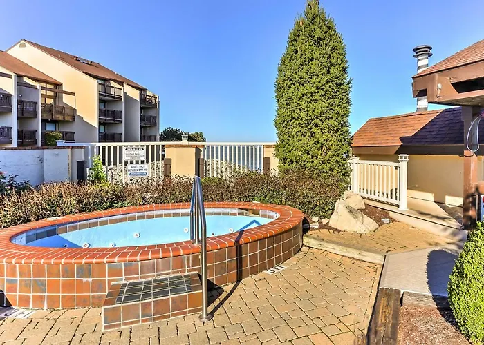 Waterfront Port Clinton Condo W/ Pool Access!