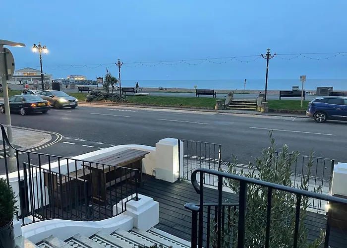 Seaview Flat With Balcony, Spacious 2 Bedroom