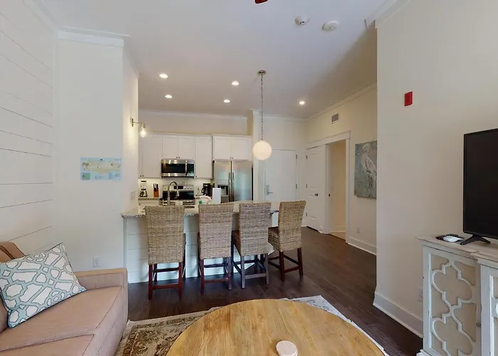 Queen Suite @ 400 Ocean Suites