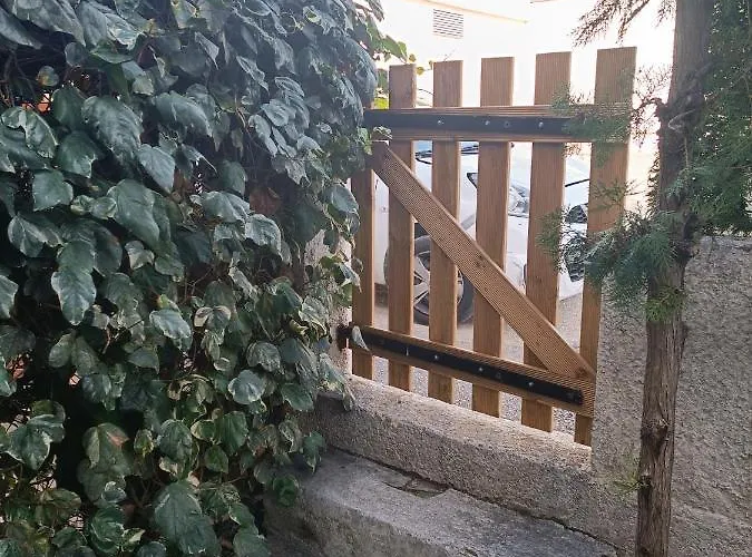 Joli studio res au calme en rez de jardin à Bandol.