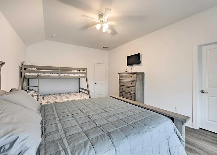 New Townhome < Half Mi To Beach!