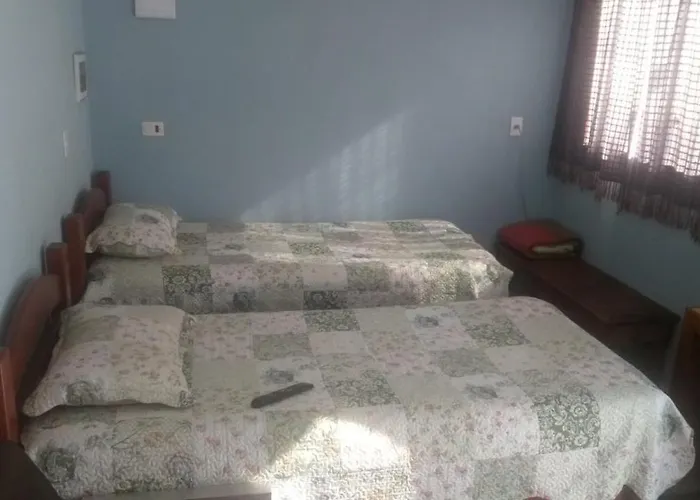 Casa familiar quarto, cozinha, banheiro e piscina a praia está a 700 metros