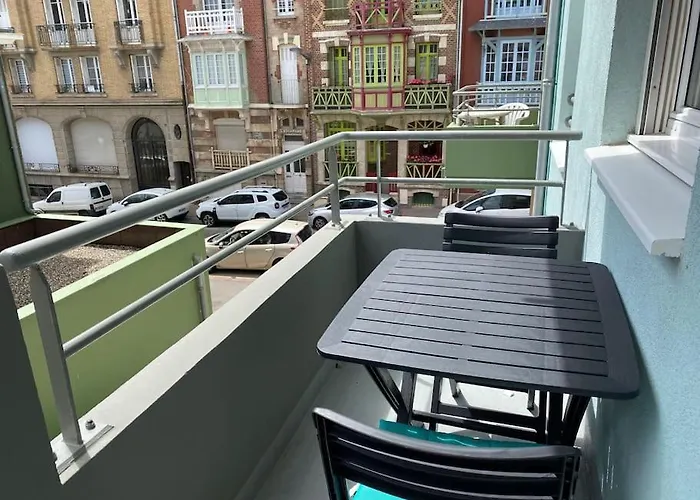 Trimaran Studio 10 mètres de la plage avec balcon/terrasse