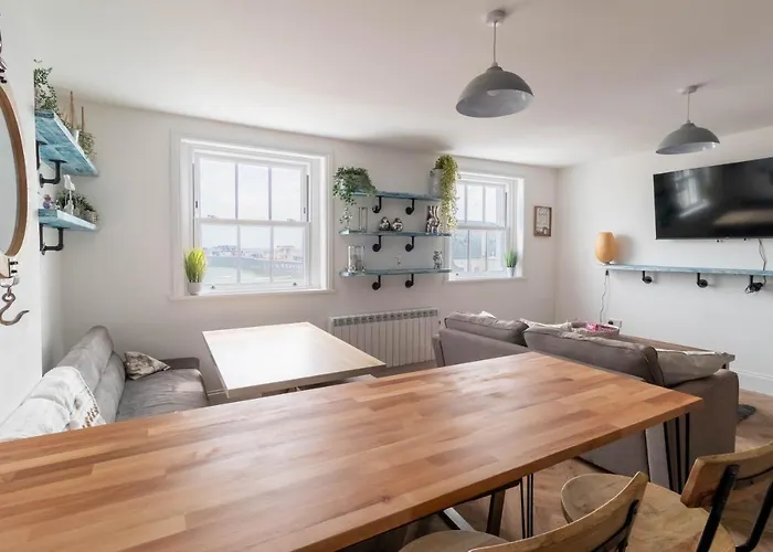 Lovely 2- Bedroom Apartment With Stunning Sea Views