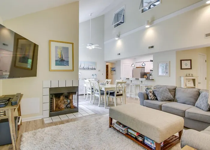 1 Mi To Beach: Sea Colony Condo W/ Balcony!