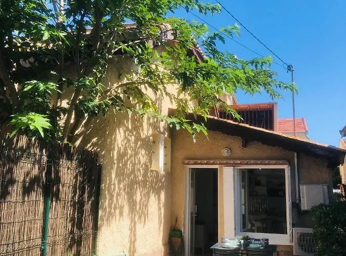 Maisonnette climatisée refaite à neuf avec parking à 300m de la plage
