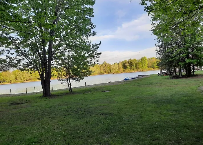 Lakefront Hideaway Resort 10 Total Cabins-Lake View, Private Beach