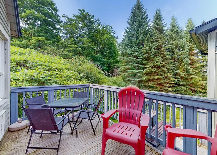 Mountain Loft Magic: Pool, Hot Tub, Tennis
