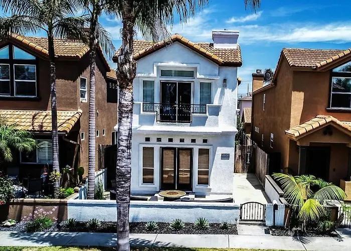 The White Beach House Of Huntington
