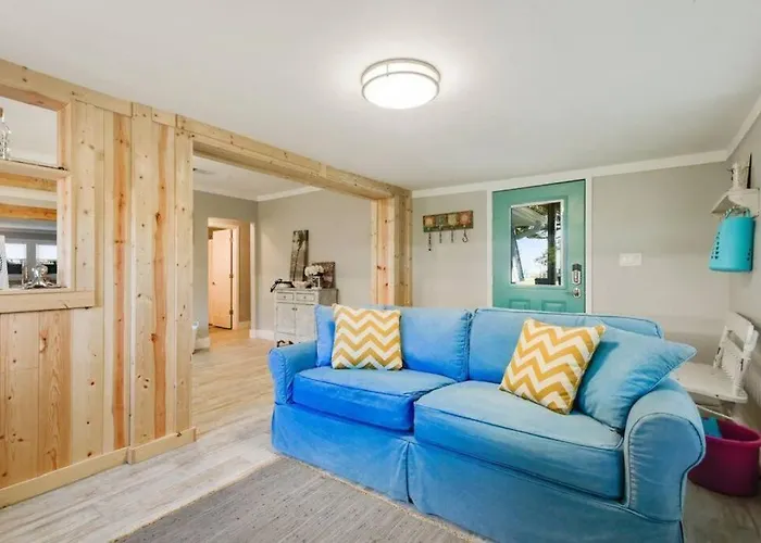 Beautiful Beach House 2 Minute Walk To Sandy Beaches Quiet Area