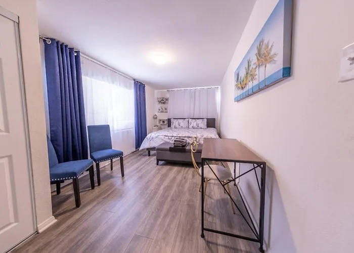 8 Beds Home With 4 Car Parking Space - Near Dtlb