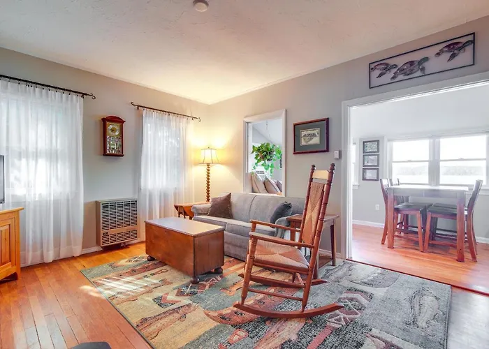 Quiet Plymouth Cottage On Great South Pond!