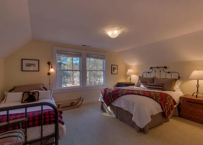 Vanni House - Classic Tahoe Style 2 Bedroom - Sleeps 6 - Hot Tub - Near Palisades & Downtown Tahoe City