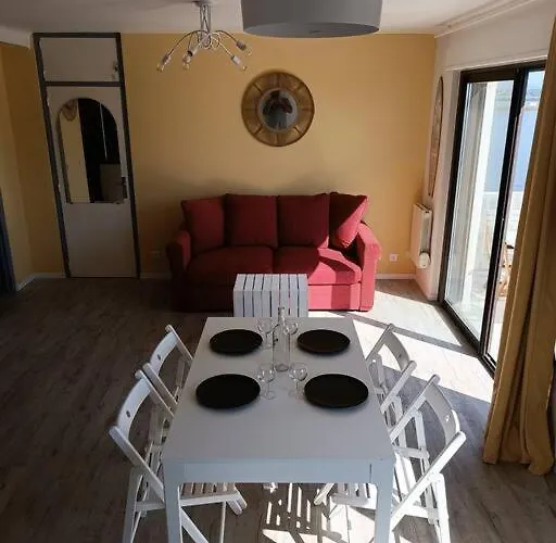Grand studio avec balcon en bord de mer