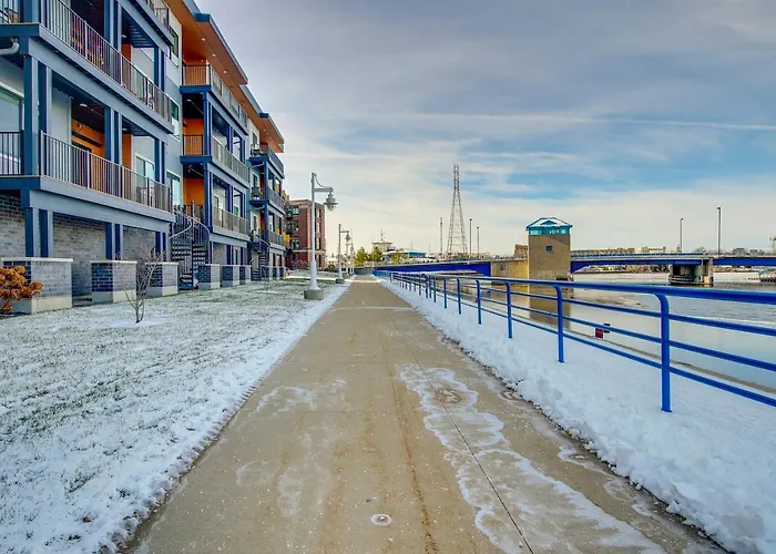 Modern South Pier Condo On Sheboygan River!