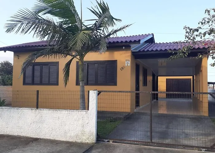 Casa 100m da Praia, Sinuca e Churrasqueira - amarela