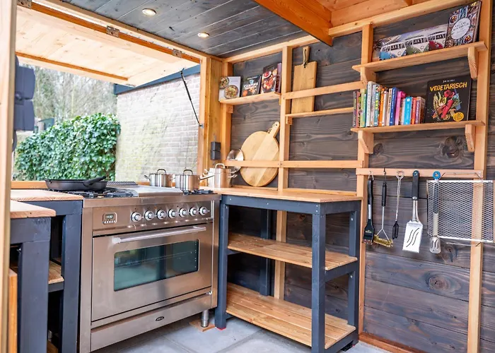 Kahakai Beach House - Unique Outdoor Kitchen - Next To Local Lake And 15 Min. The From Beach