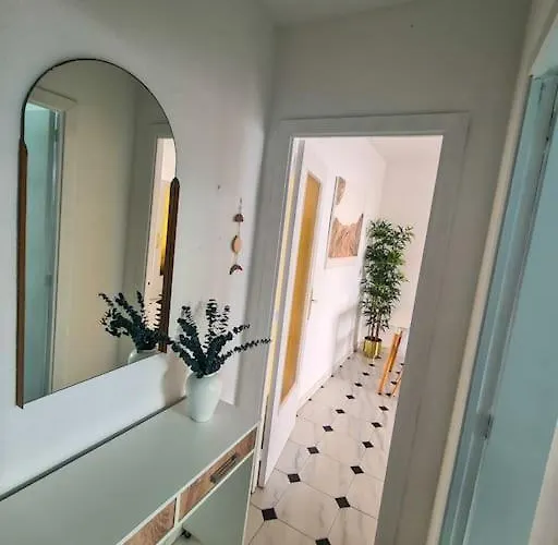 Nice Beachside 2-Bd Apt Near Barcelona