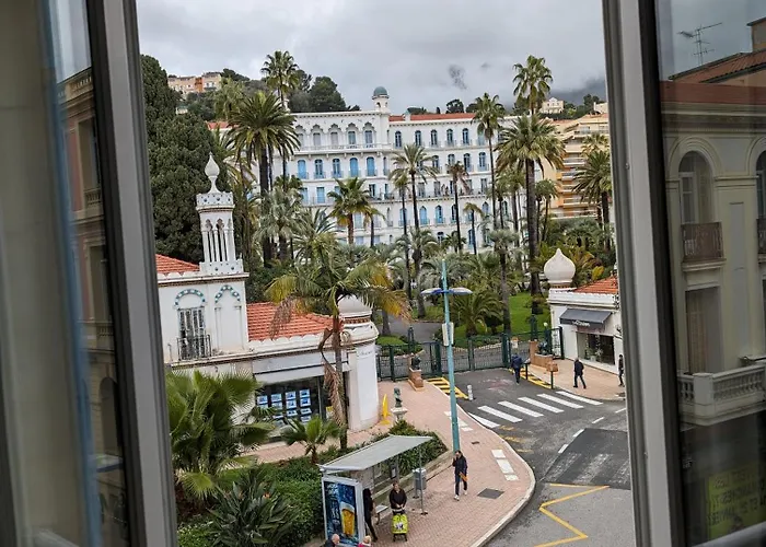 2 pièces , Centre ville , 100 mètres des plages.