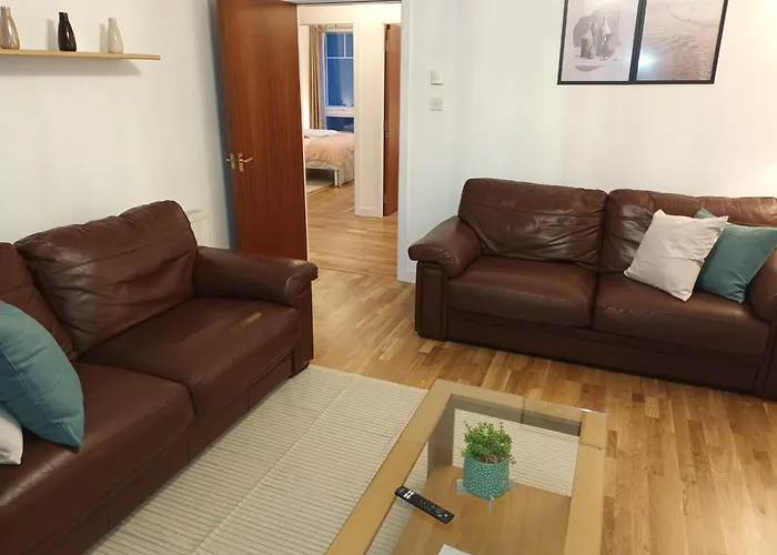 Spacious Elegant 2-Br Apartment In Aberdeen City Centre