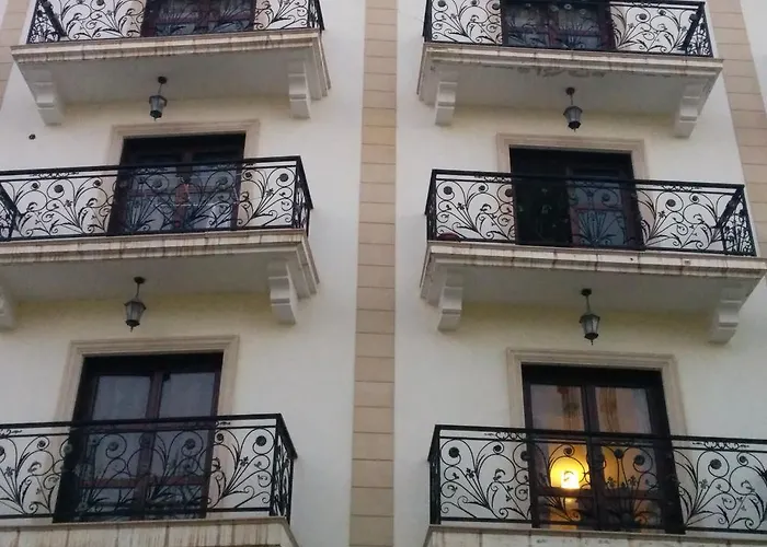 Lakis Court