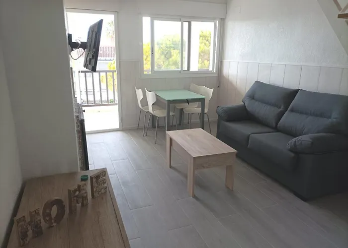 Apartamento con terraza privada y piscinas