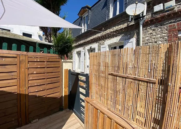 Yport, maison de pêcheur avec jolie terrasse.