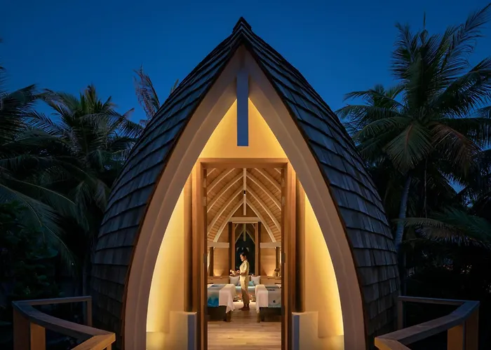 Emerald Faarufushi Resort & Spa